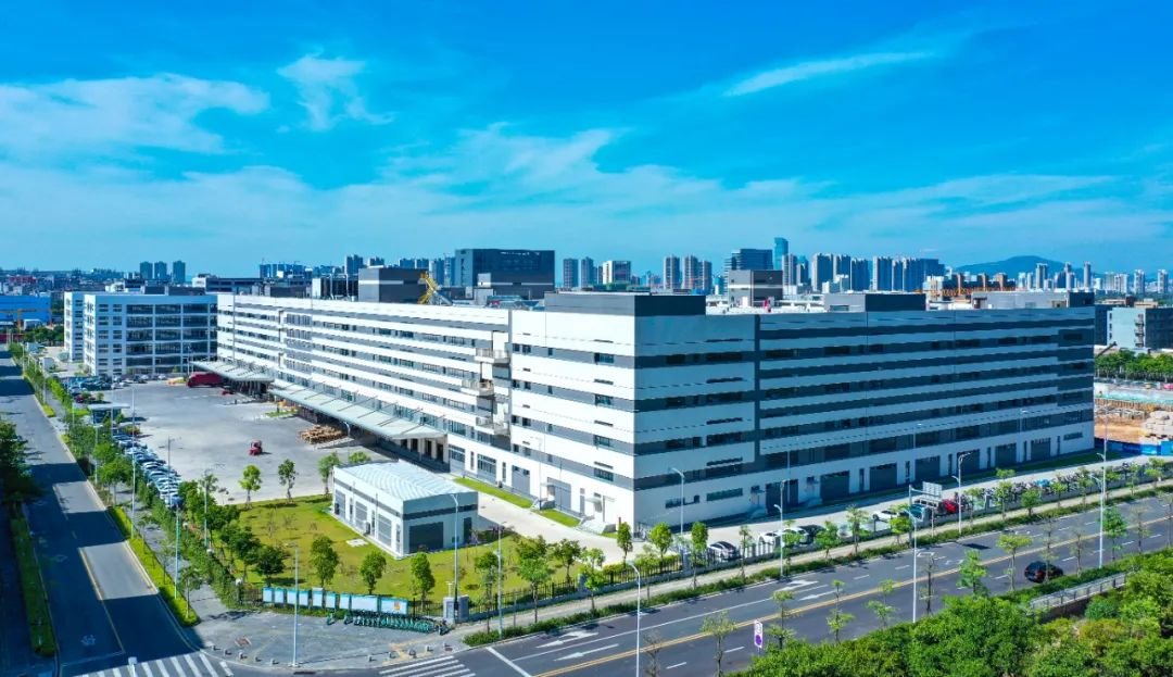 7300 days of excitement, behind the LED display shipping king