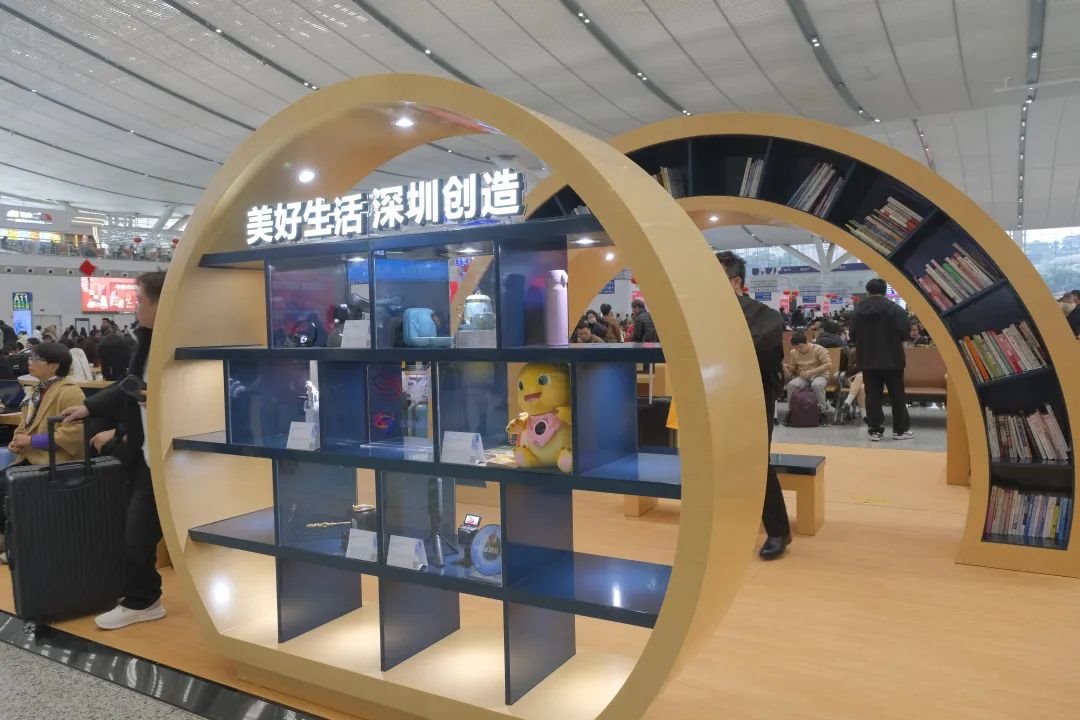 Spring Festival travel starts! Zhou Ming presented a creative screen gift to Shenzhen North Railway Station! 